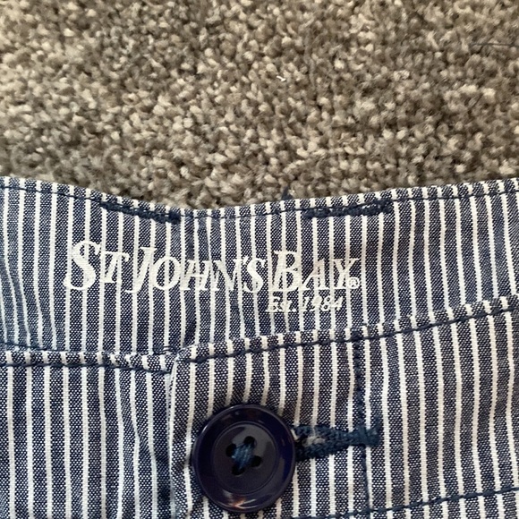 St. John’s Bay Women’s Pinstriped Shorts Blue White 5” Inseam sz 10 Like New - Picture 3 of 6